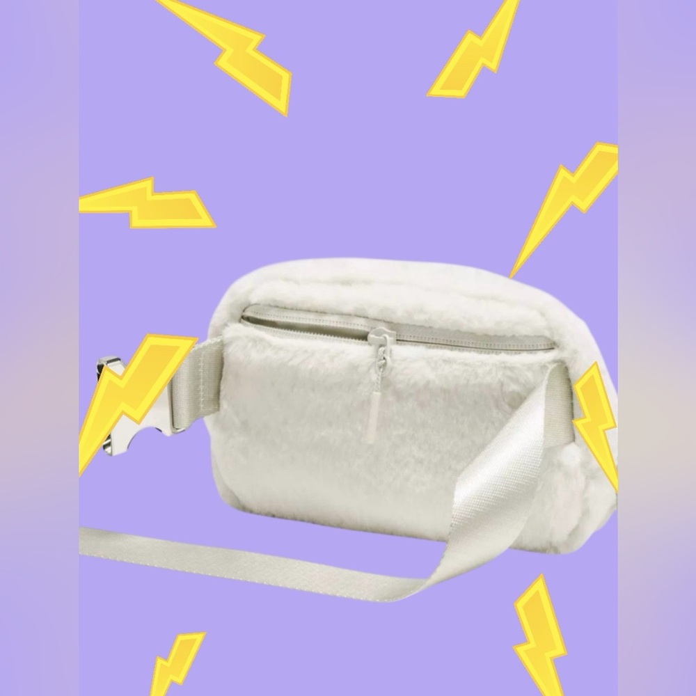 NWT LULULEMON Everywhere Belt Bag Plush Fleece Colour Bone/Silver